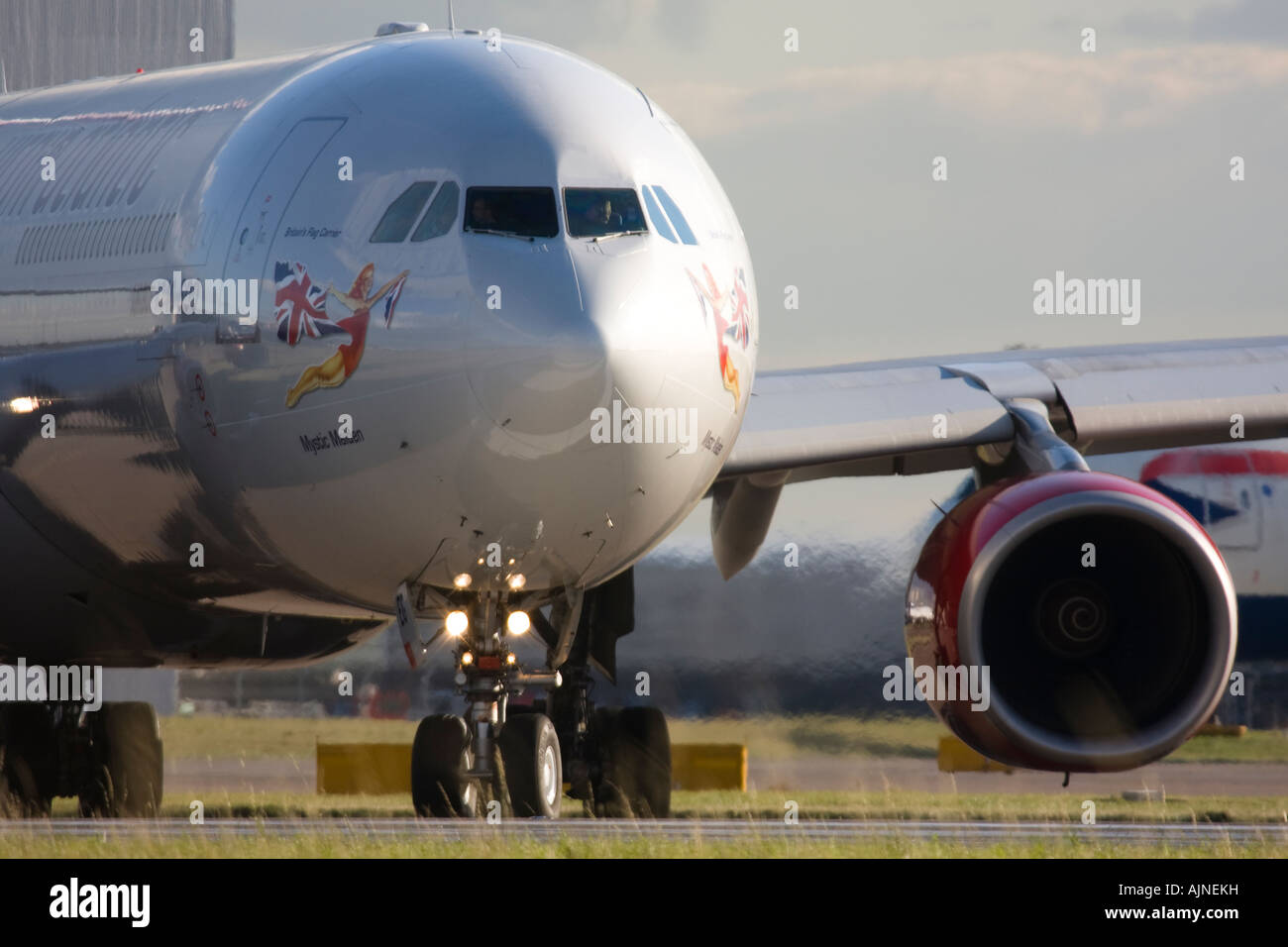 Virgin Atlantic Airways Airbus A340-642 di rullaggio per la partenza all'Aeroporto di Londra Heathrow, REGNO UNITO Foto Stock