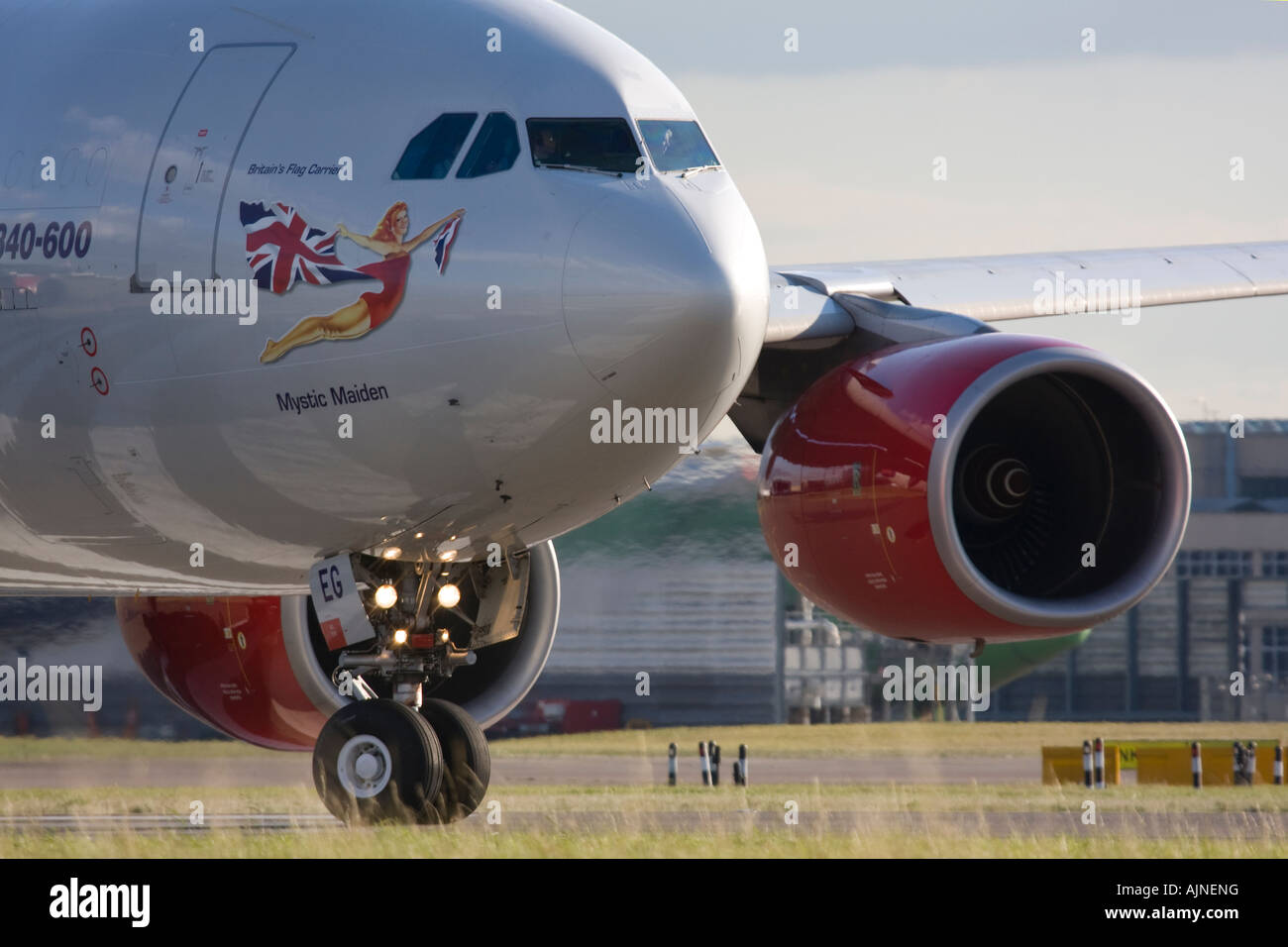 Virgin Atlantic Airways Airbus A340-642 di rullaggio per la partenza all'Aeroporto di Londra Heathrow, REGNO UNITO Foto Stock