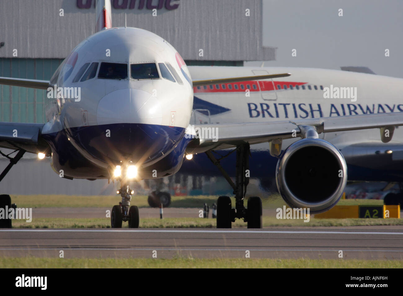 British Airways Airbus A320 e Boeing 747 di rullaggio per la partenza all'Aeroporto di Londra Heathrow, REGNO UNITO Foto Stock