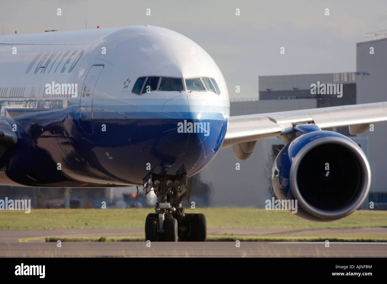 United Airlines Boeing 777 di rullaggio per la partenza all'Aeroporto di Londra Heathrow, REGNO UNITO Foto Stock