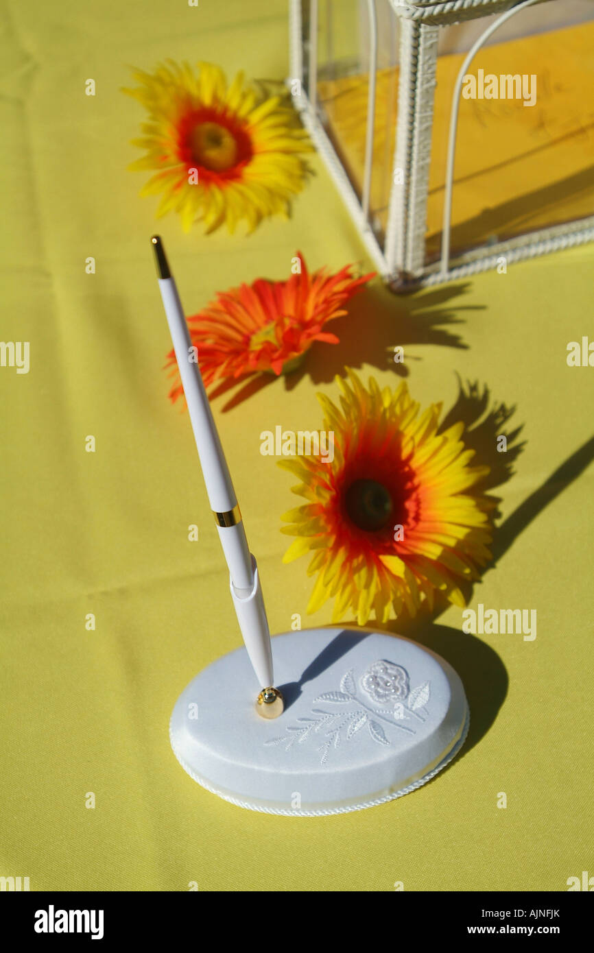 Penna a valutazione sign in tabella a nozze con fiori Foto Stock