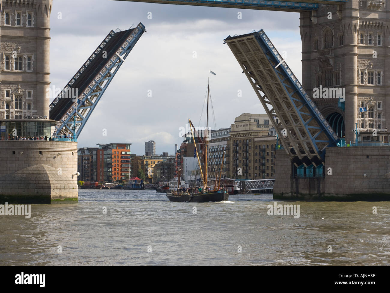 Il Tower Bridge sollevamento Thames London REGNO UNITO Foto Stock Il Tower Bridge sollevamento Thames London REGNO UNITO Foto Stock