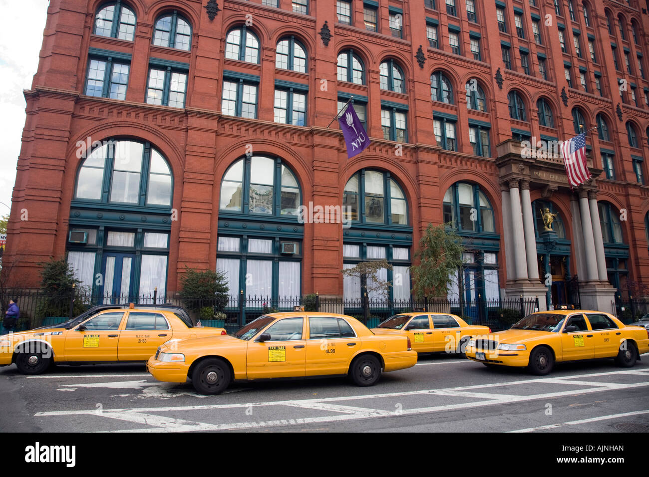 Yellow Cabs prima della costruzione del puck su Lafayette Street, New York, Stati Uniti d'America. Design by Albert e Herman Wagner. Foto Stock