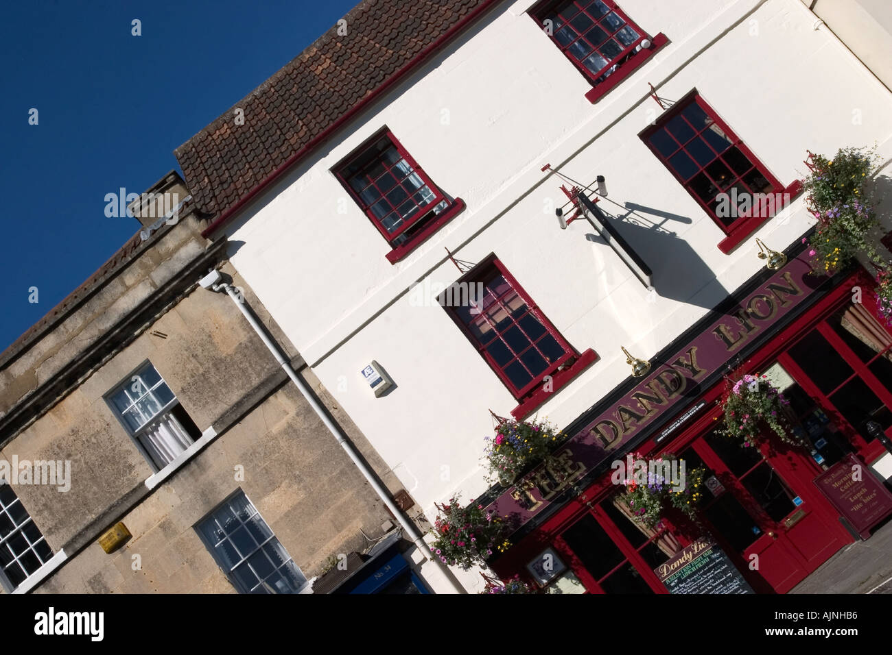 Il Dandy Lion Public House sul bosco ceduo di collina in Bradford on Avon Wiltshire, Inghilterra Foto Stock