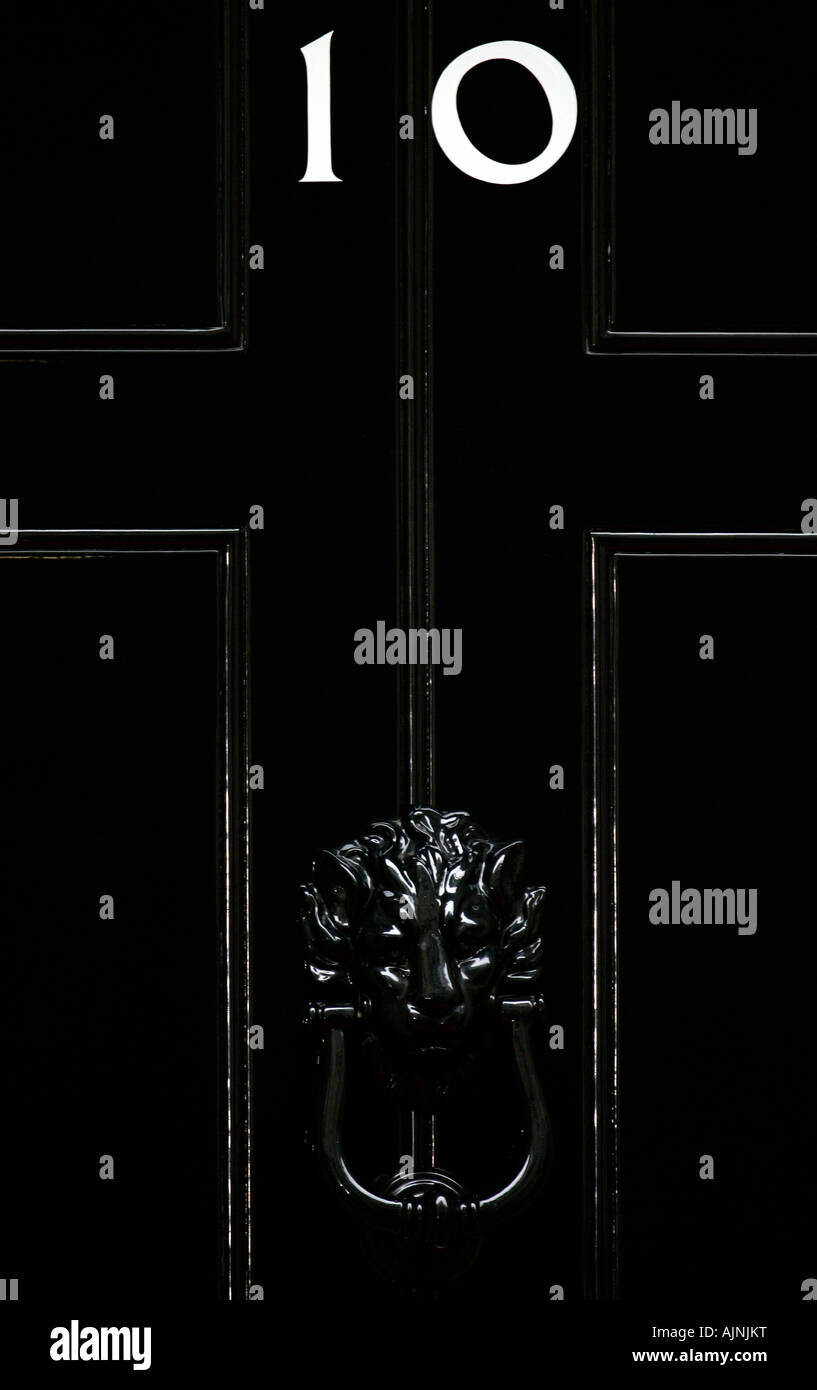 Un ritratto di close-up di porta del numero 10 di Downing Street, la casa del Primo Ministro britannico. Foto Stock
