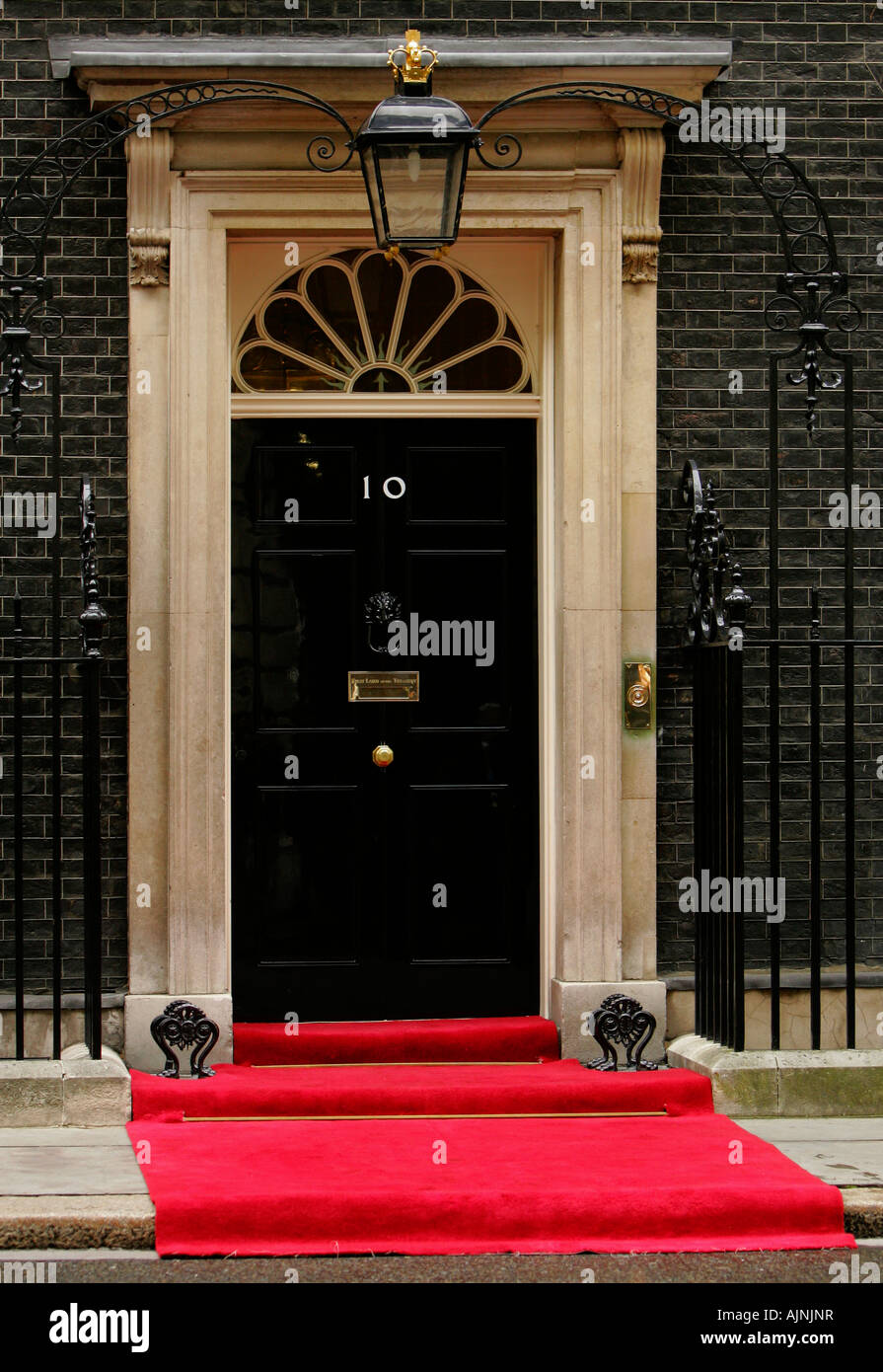 La porta del numero 10 di Downing Street, la casa del Primo Ministro britannico. Foto Stock