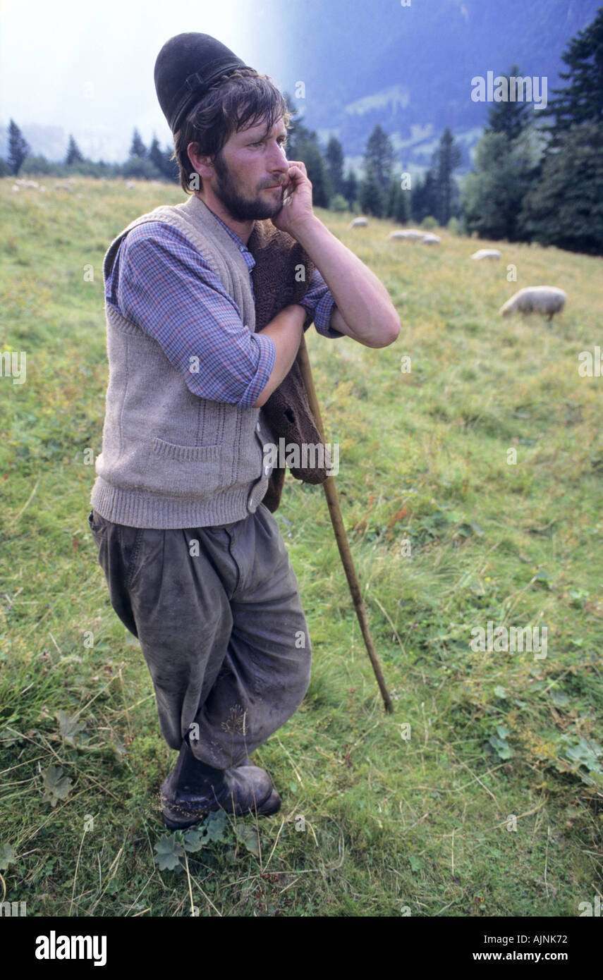 Il rumeno pastore a guardare oltre un gregge di pecore Transilvania Romania Foto Stock