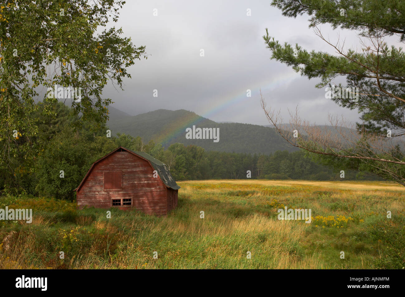 Il vecchio fienile con arcobaleno nel Keene Valle delle Montagne Adirondack, New York Stati Uniti Foto Stock