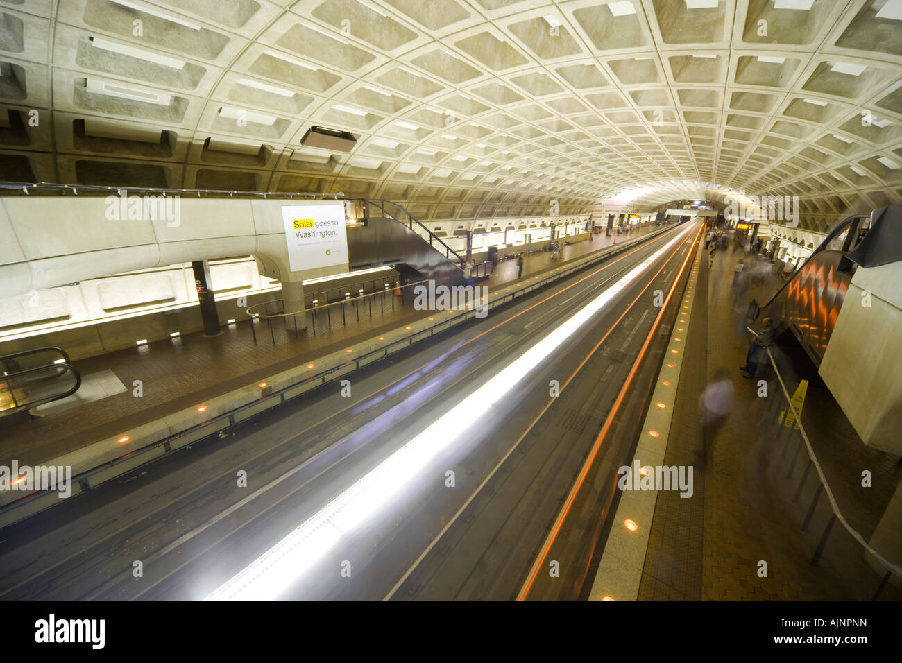 Washington DC WMATA centro Metro Stazione della metropolitana con luce sfocata striature di treno in movimento Foto Stock