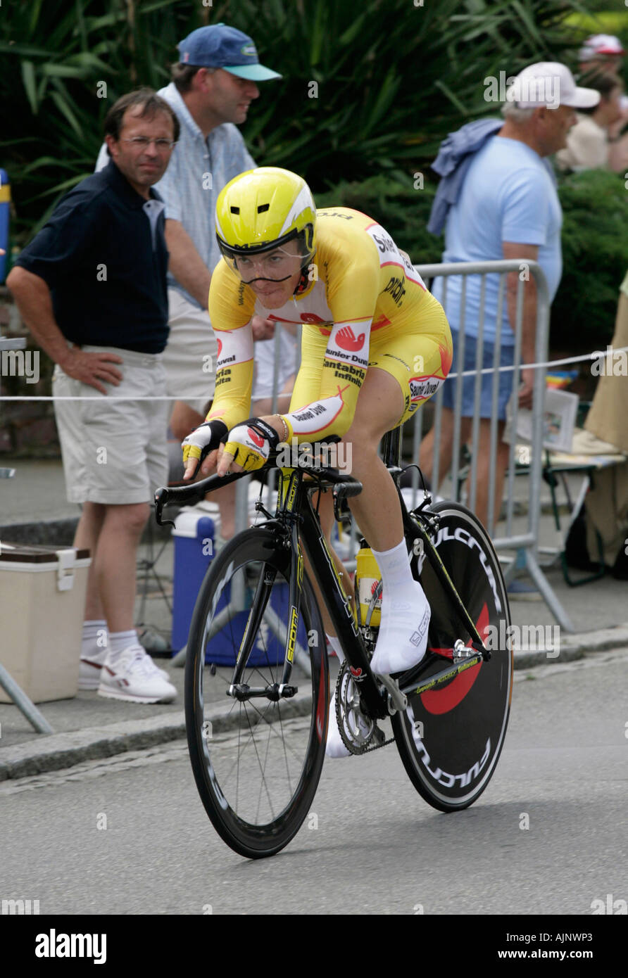 Il leader del tour de France in giallo yersey maillot jaune singoli time trial bike ciclo cycle race 2006 Rennes Foto Stock