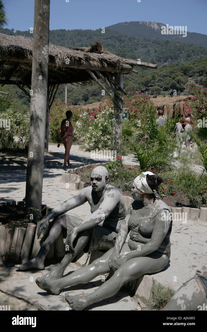 Fotografia di stock di turisti in un bagno di fango a Dalyan Turchia Foto Stock