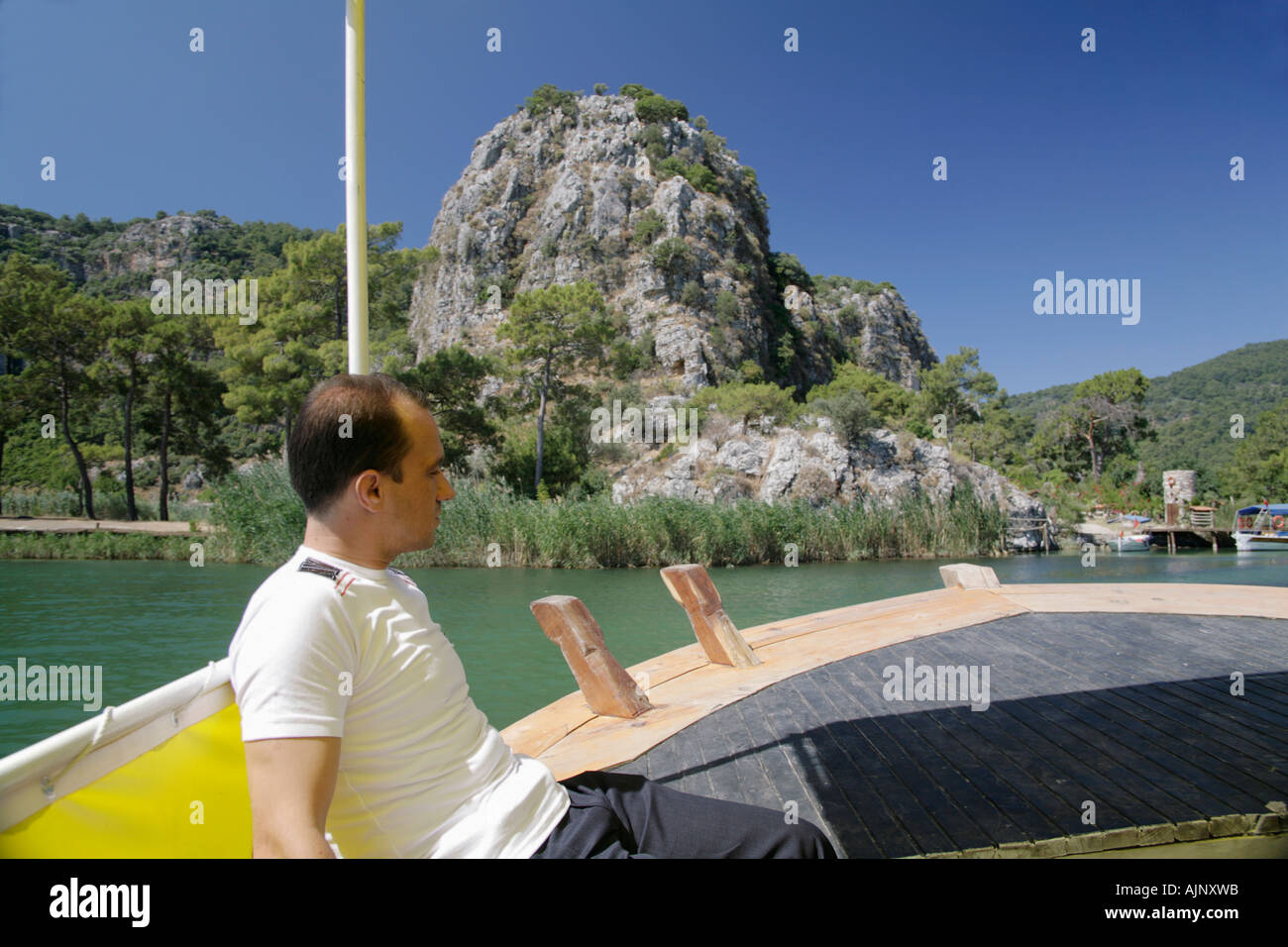 Fotografia di stock di imbarcazioni turistiche a Lycian tombe di Kaunos sul fiume Dalyan Foto Stock