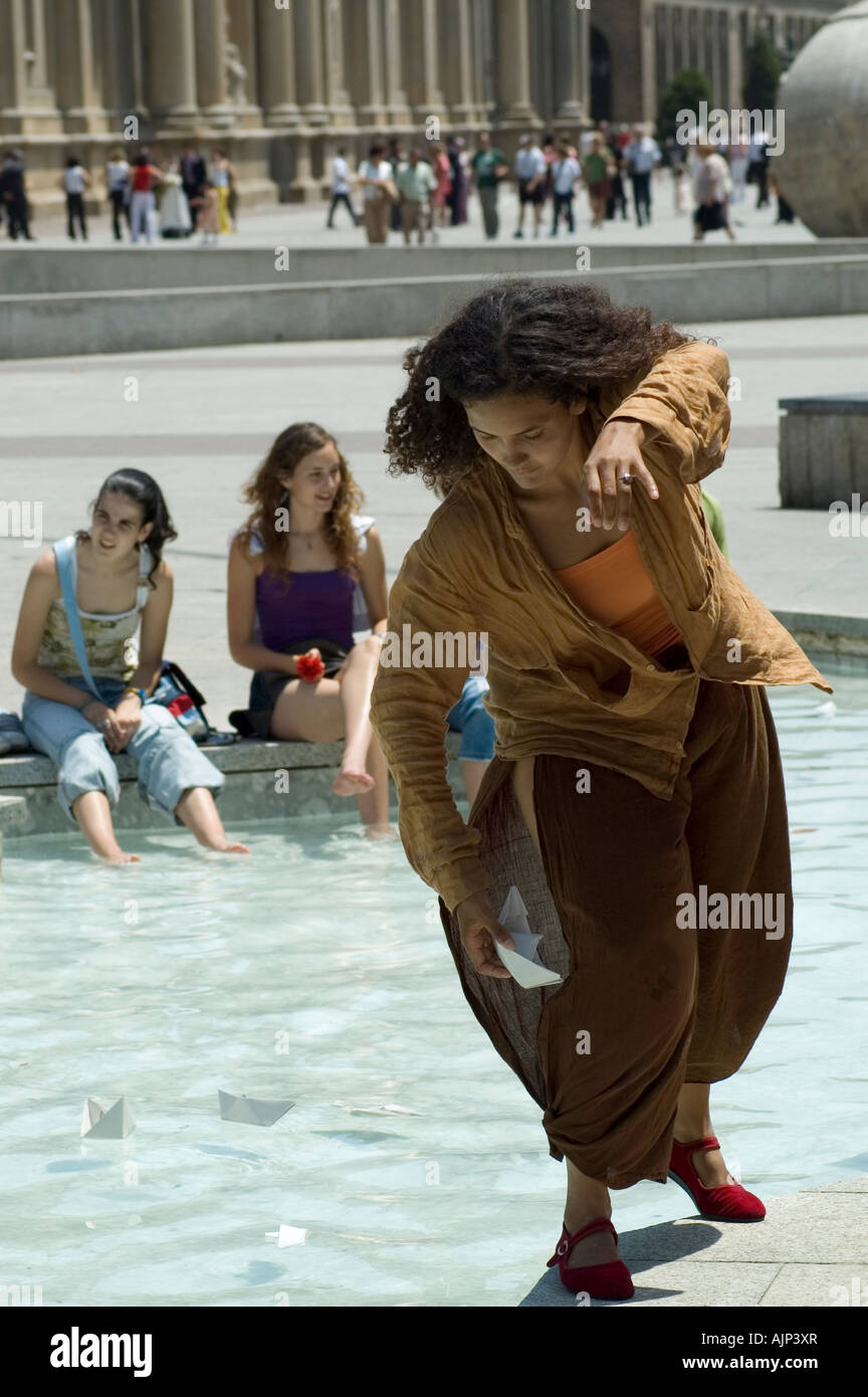 Ballerino in una street festival della danza contemporanea. Spettacolo con ombrellone rosso. Plaza del Pilar di Saragozza in Aragona, Spagna. Foto Stock