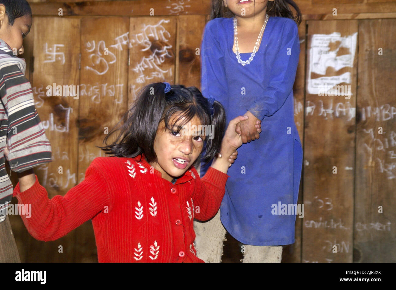 Bimla e Dimpal giovani indiani bambini ragazze giocare felici all'aperto Foto Stock