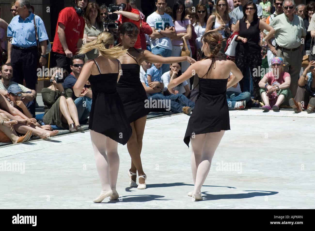 Tre ballerine in una street festival della danza contemporanea. Plaza del Pilar di Saragozza in Aragona, Spagna. Foto Stock