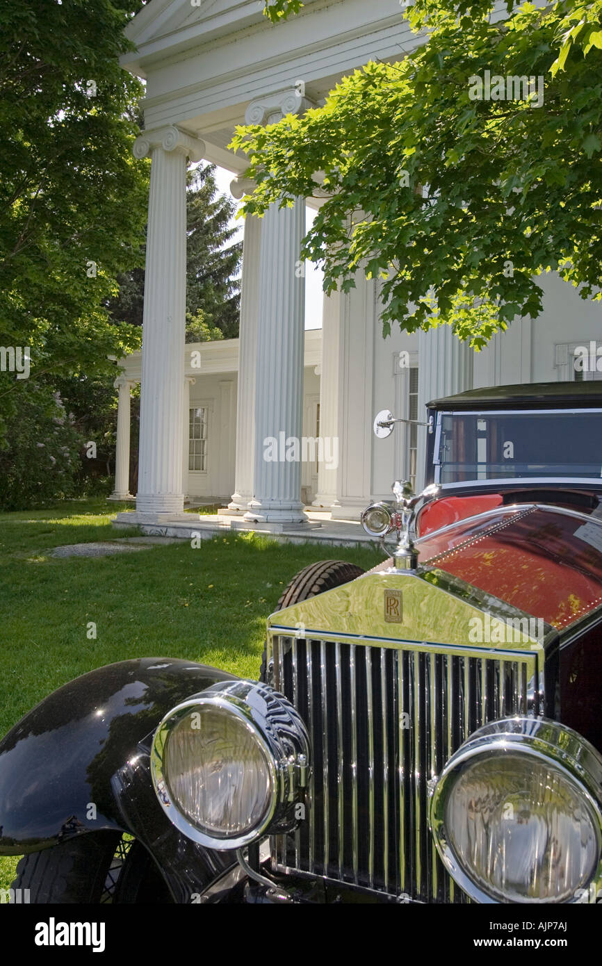 Vecchia Rolls Royce parcheggiata di fronte Shelburne museo in Shelburne, Vermont. Foto Stock