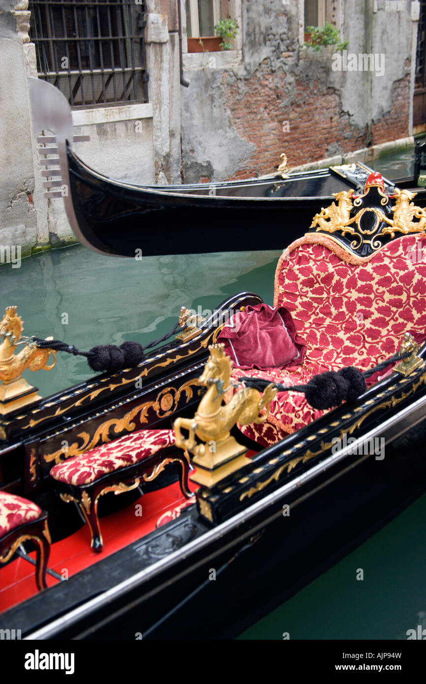 Italia Veneto Venezia il ferro o la prua di una gondola passando un altro in uno stretto canale. Foto Stock
