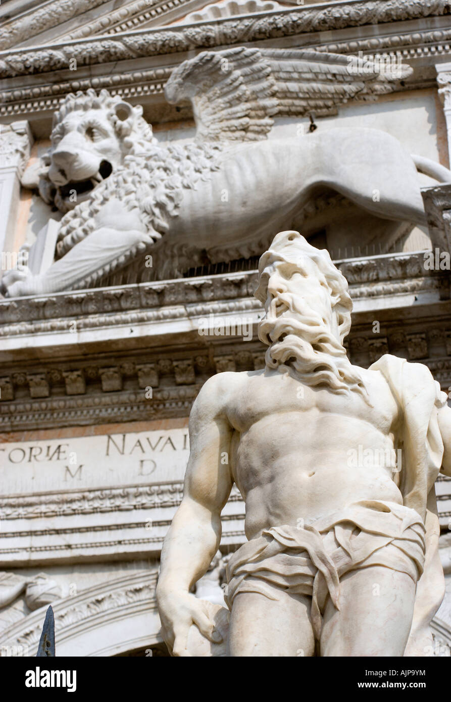 Italia Veneto Venezia una scultura in pietra del Leone alato di San Marco a l'ingresso all'Arsenal Foto Stock