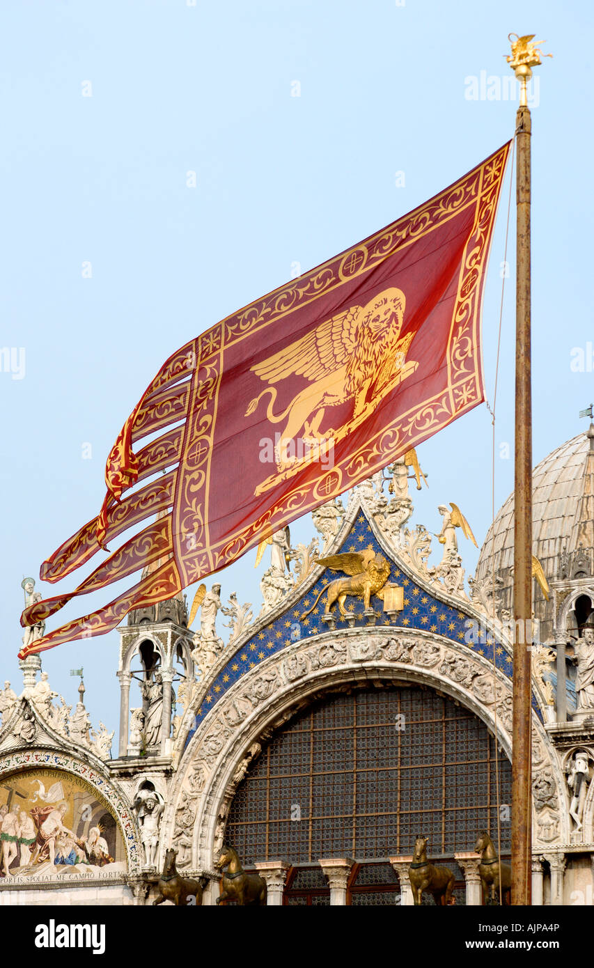 Italia Veneto Venezia la bandiera della città stato battenti in Piazza San Marco prima la Chiesa della Basilica di San Marco in piazza. Foto Stock