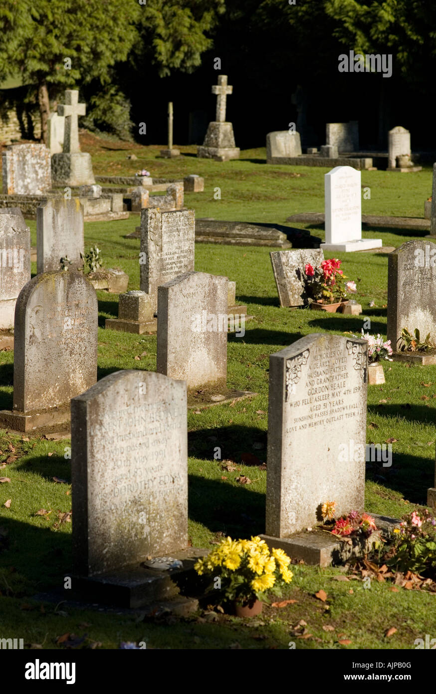 Nel cimitero del villaggio a Leighterton Gloucestershire in Inghilterra Foto Stock