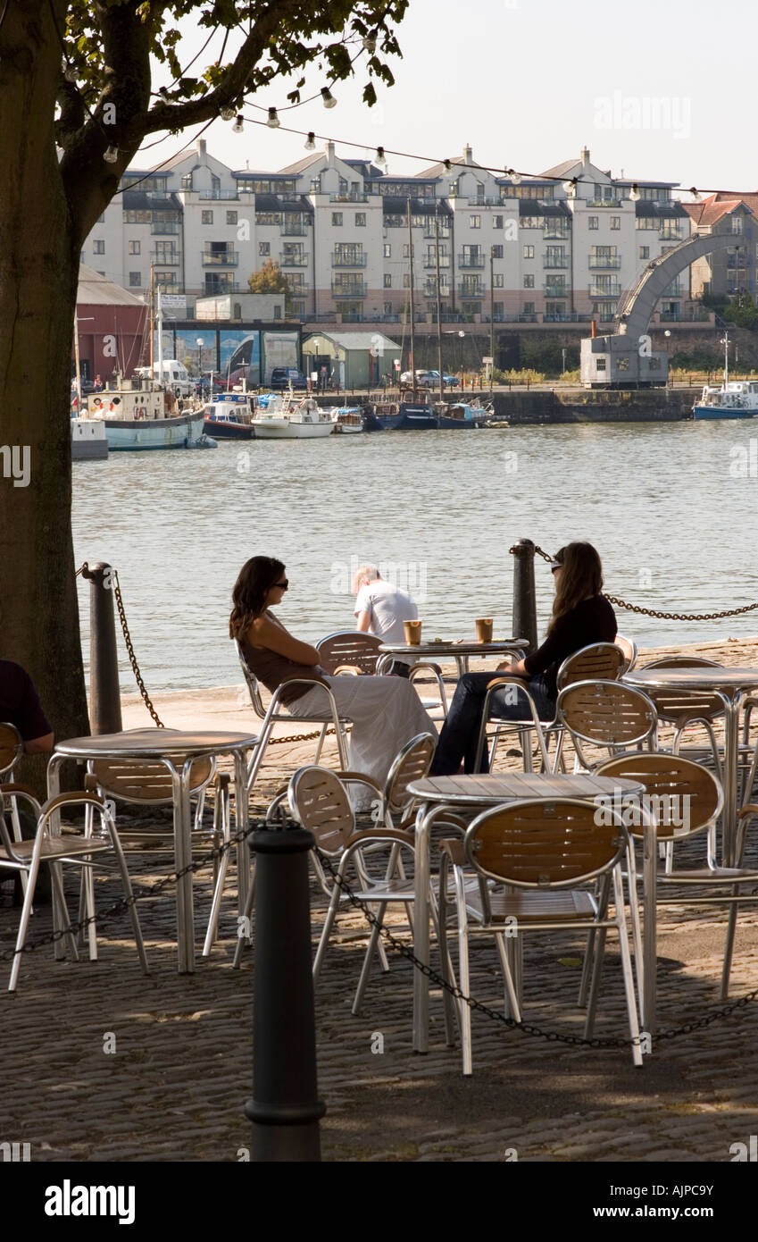 Outdoor Cafe sul porto di Bristol presso la Galleria Arnolfini Foto Stock