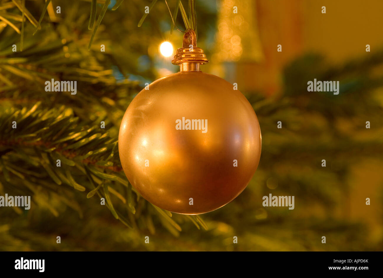 Oro natale decorazione su un albero di Natale Foto Stock