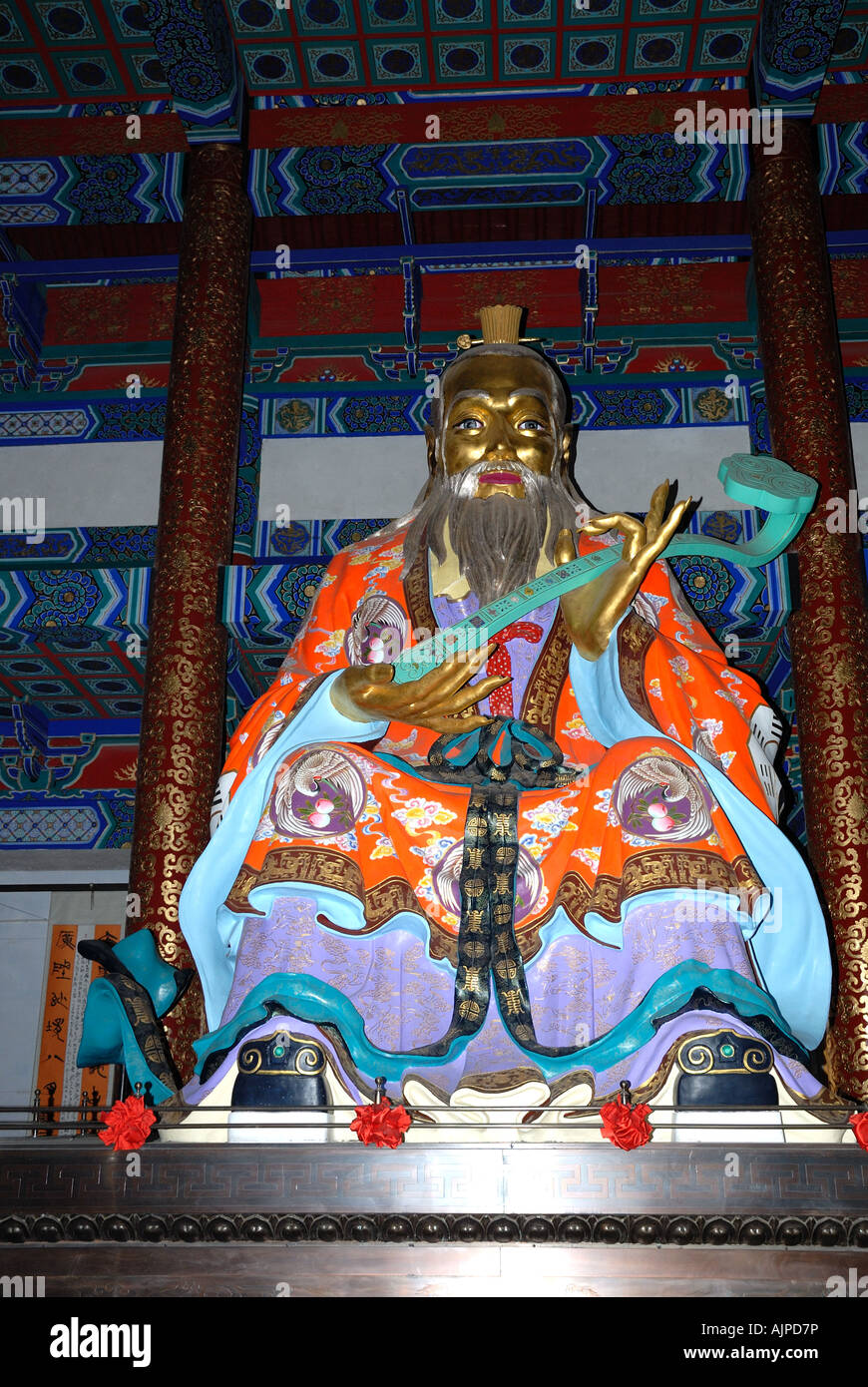 Modello di uomo barbuto riproduzione di un musical a corda instruement al Ming Dau o Dao Palace Shangqiu nella provincia di Henan in Cina Asia Foto Stock