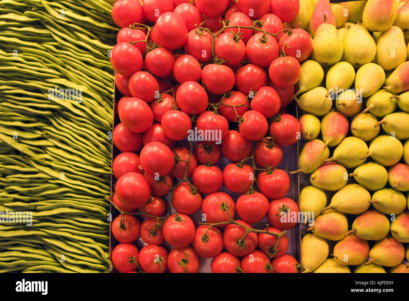 Spagna Barcellona hall del mercato La Boqueria frutti i fagioli i pomodori e le pere Foto Stock