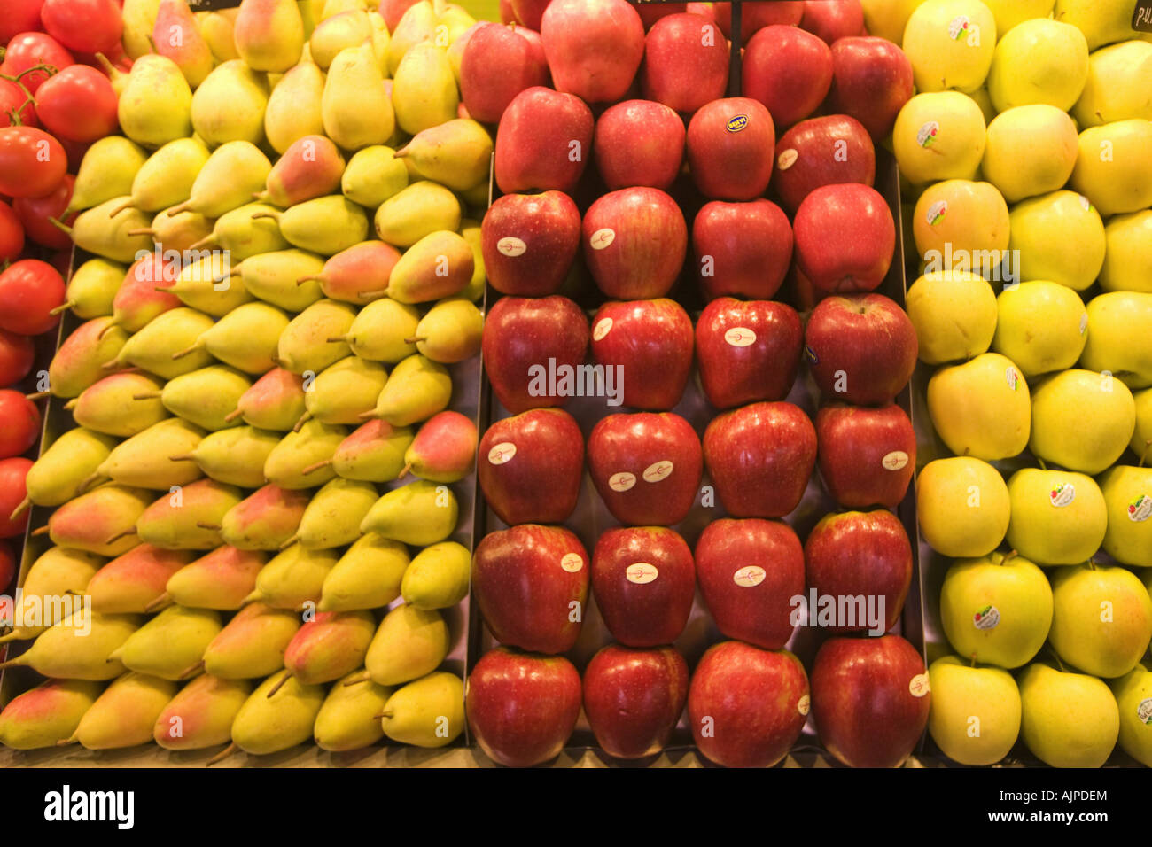 Spagna Barcellona hall del mercato La Boqueria frutti i pomodori e le pere e mele Foto Stock