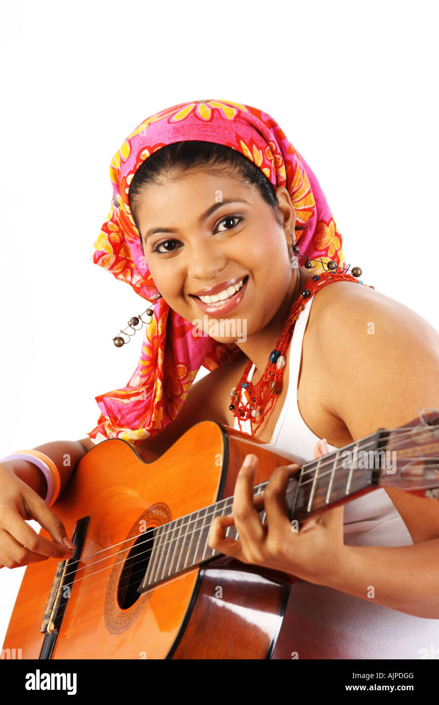 Ritratto di una donna a suonare la chitarra Foto Stock