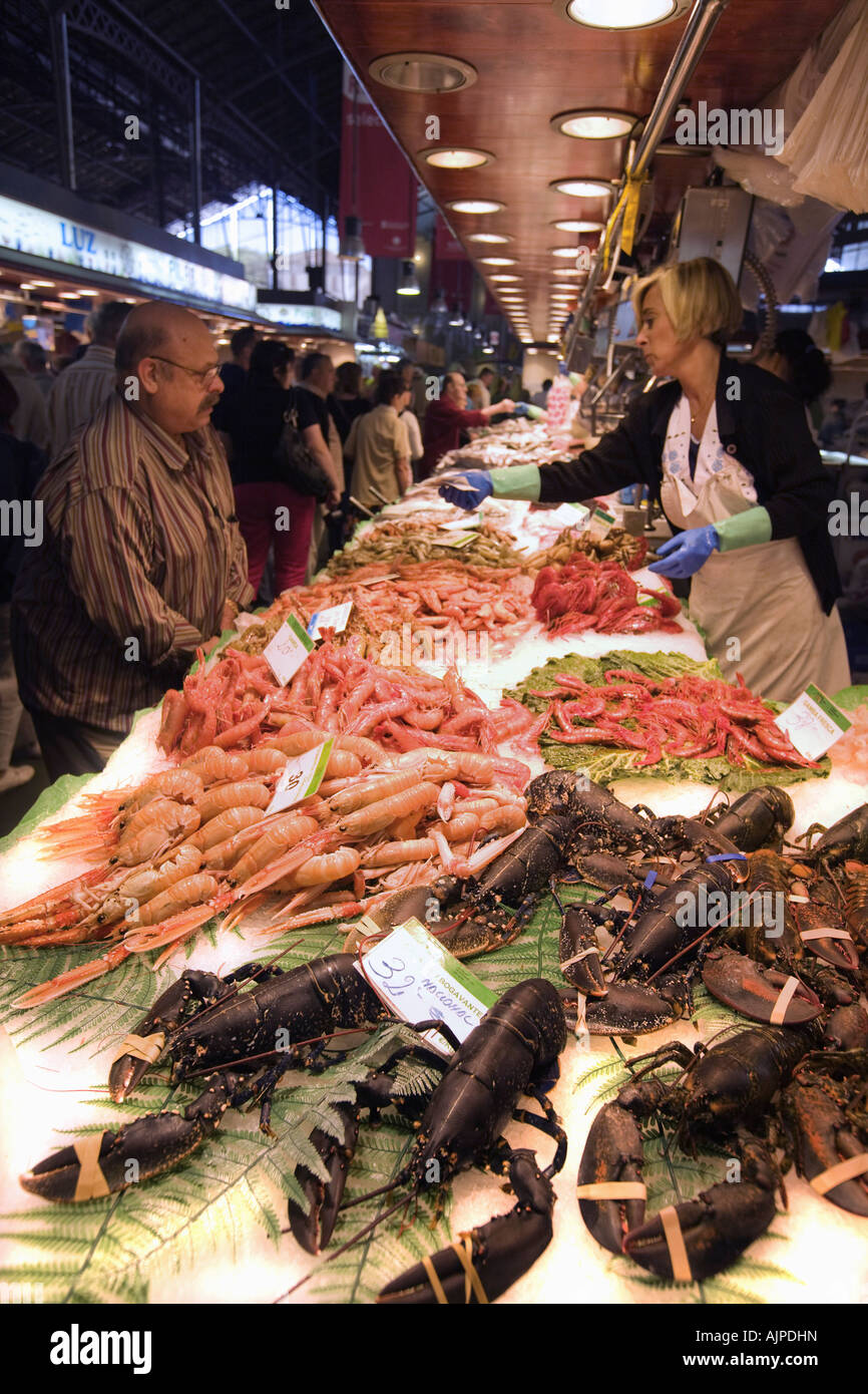 Spagna Barcellona Market Hall Mercat de la Boqueria pesce fresco seefood commessa Foto Stock