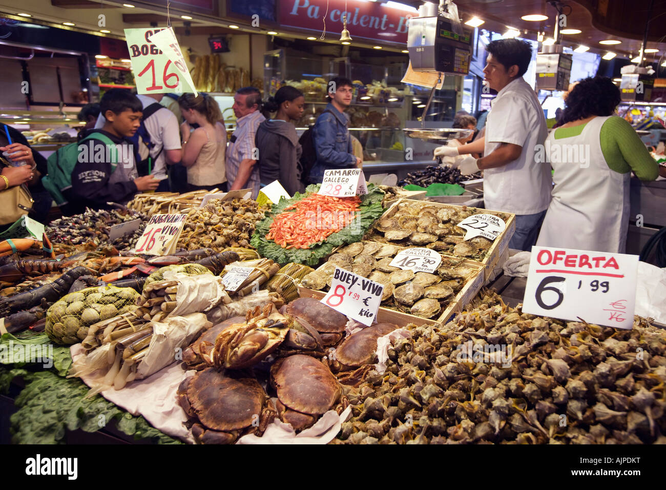 Spagna Barcellona Market Hall Mercat de la Boqueria pesce fresco seefood commessa Foto Stock
