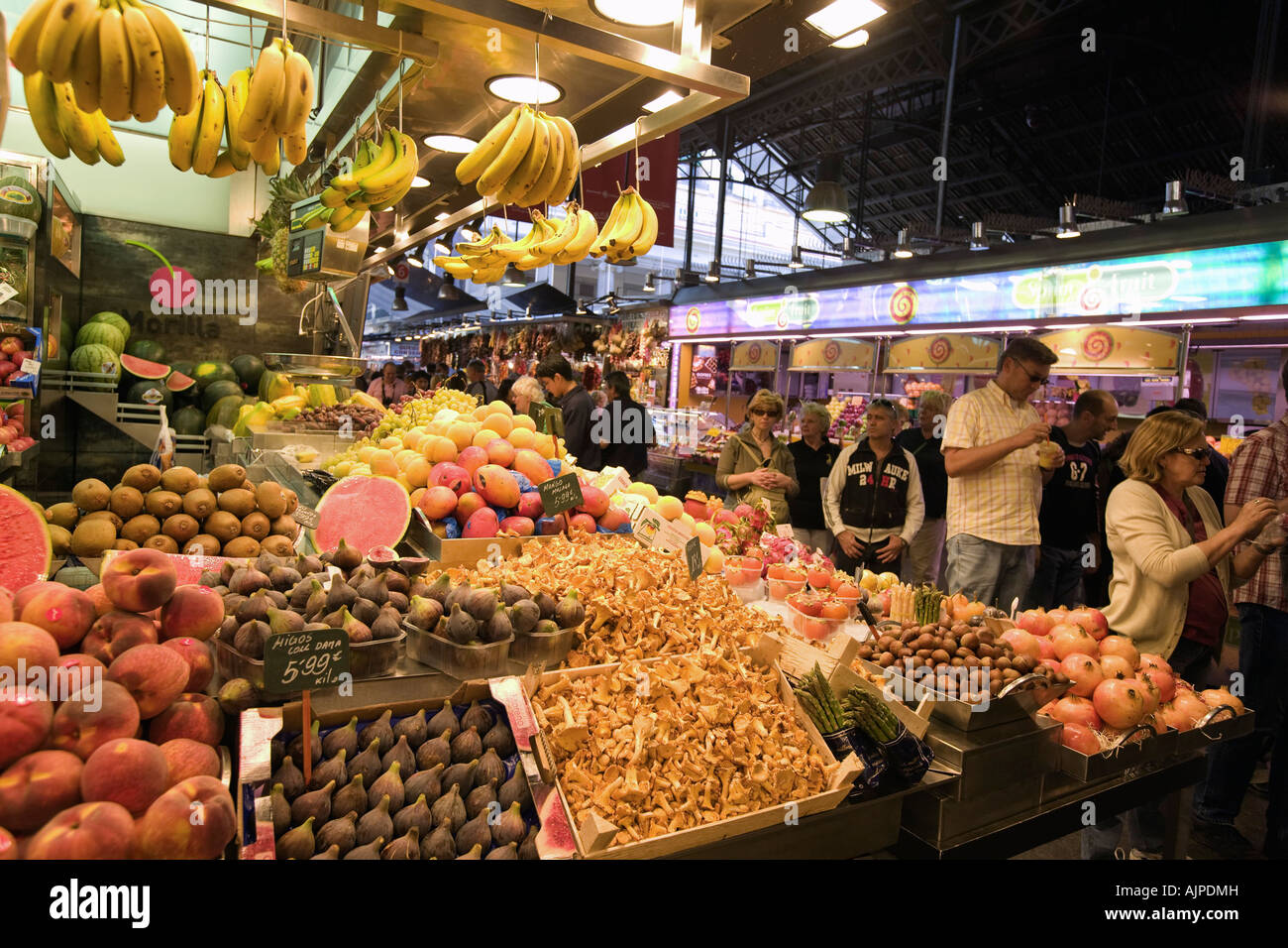 Barcellona hall del mercato La Boqueria di frutta e verdura persone di stallo Foto Stock