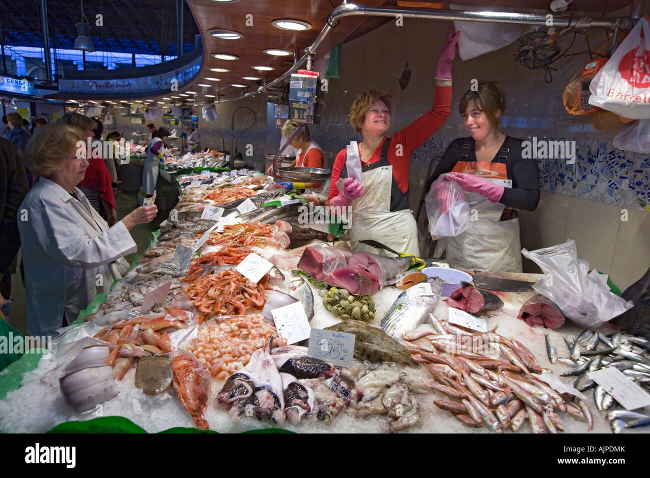 Spagna Barcellona Market Hall Mercat de la Boqueria pesce fresco seefood commessa Foto Stock