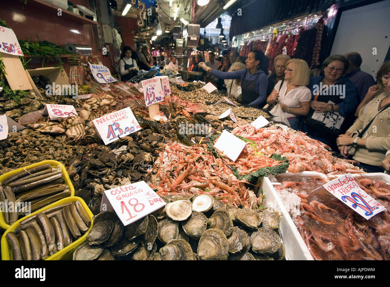 Spagna Barcellona Market Hall Mercat de la Boqueria pesce fresco seefood commessa Foto Stock