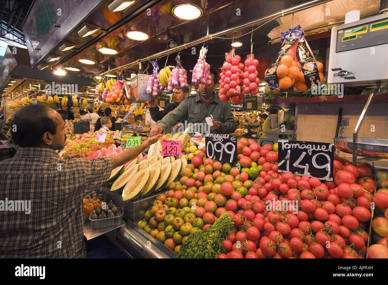 Barcellona hall del mercato La Boqueria di frutta e verdura persone di stallo Foto Stock
