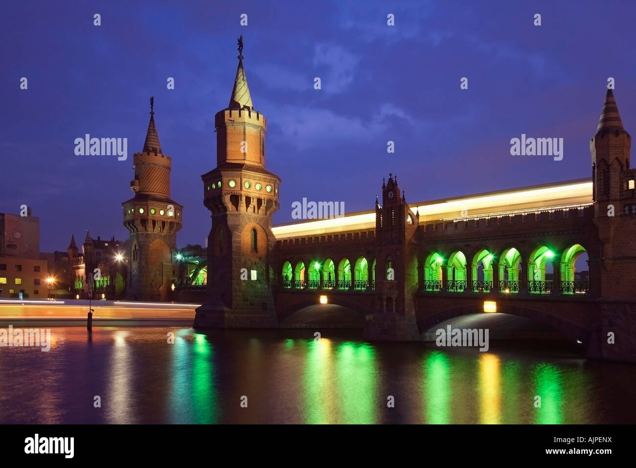 Berlin Oberbaum ponte sul fiume Spree Festa delle Luci 2007 illuminazione colorata Foto Stock