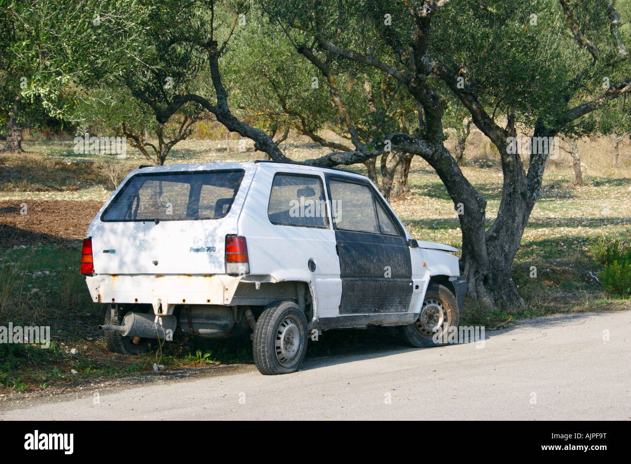 Un abbandono auto accanto a un olivo, Zante, Grecia. Foto Stock