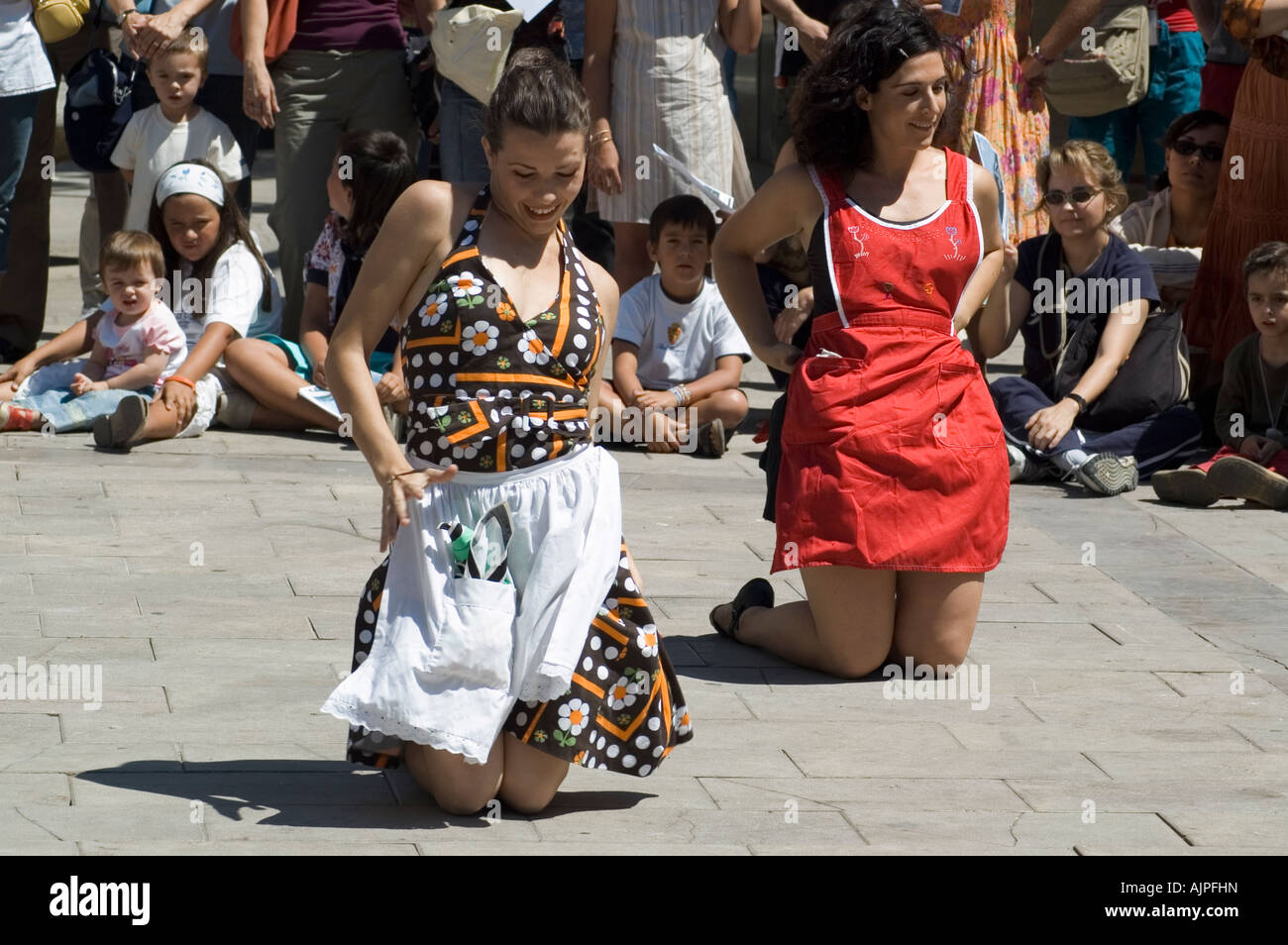 Ballerini in una strada danza contemporanea & festival di teatro. Jose Sinues Square, Saragozza, Aragona, Spagna. Foto Stock