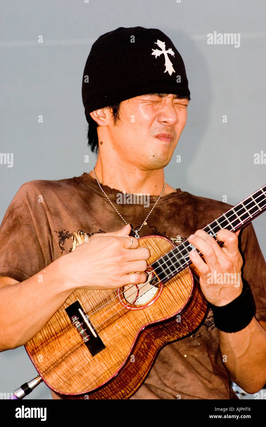 Jake Shimabukuro è un giovane virtuoso ukulele è conosciuto per la sua velocissima dita. Foto Stock