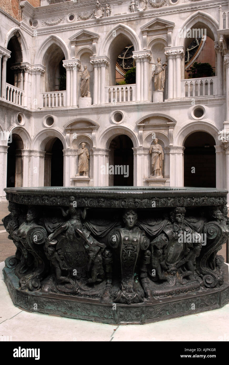 L'acqua piovana e cortile interno di Palazzo Ducale Venezia Italia Foto Stock