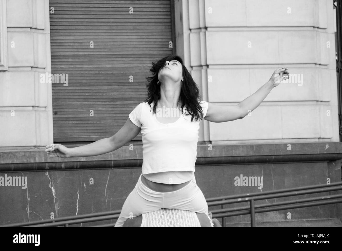 Ballerini in una strada danza contemporanea & festival di teatro. Piazza di Spagna, Saragozza, Aragona, Spagna. Foto Stock