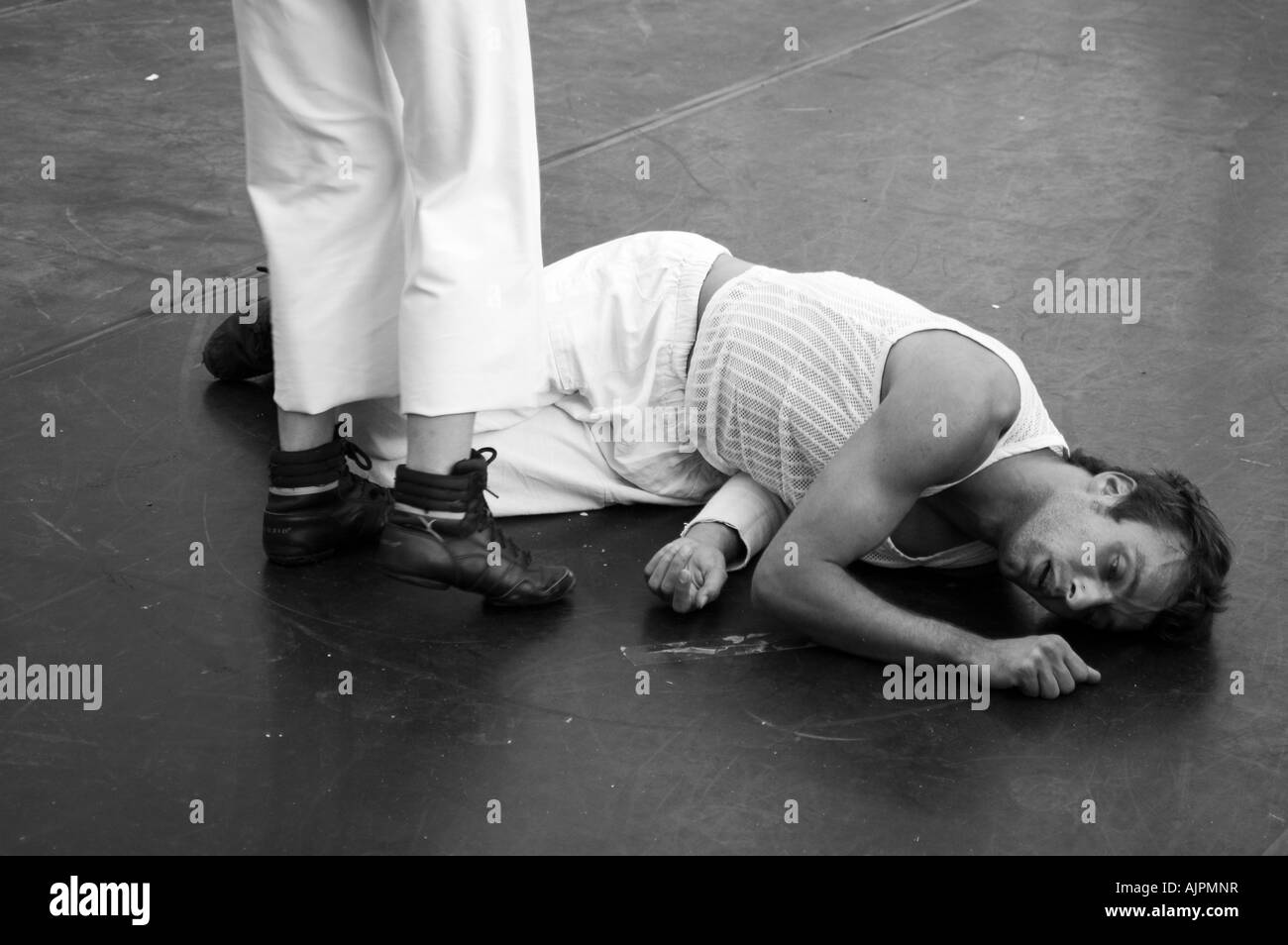 Ballerini in una strada danza contemporanea & festival di teatro. Piazza di Spagna, Saragozza, Aragona, Spagna. Foto Stock