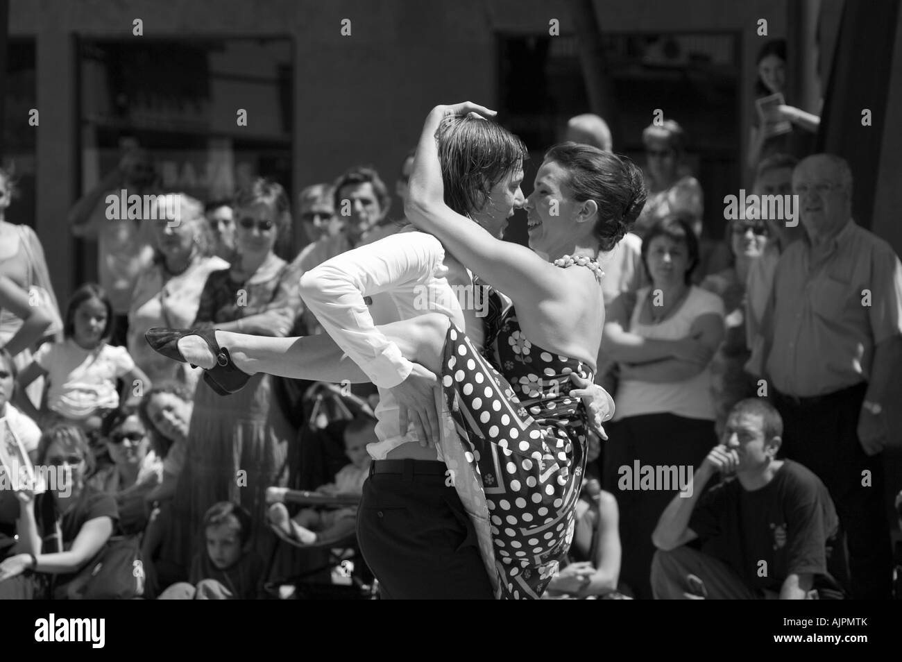 Ballerini in una strada danza contemporanea & festival di teatro. Jose Sinues Square, Saragozza, Aragona, Spagna. Foto Stock