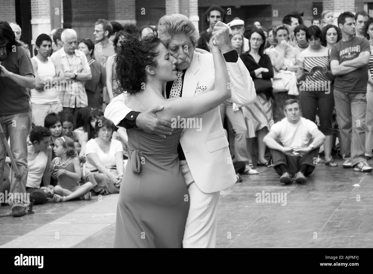 Ballerini di tango in una strada danza contemporanea & festival di teatro. Plaza San Pedro Nolasco, Saragozza, Aragona, Spagna. Foto Stock