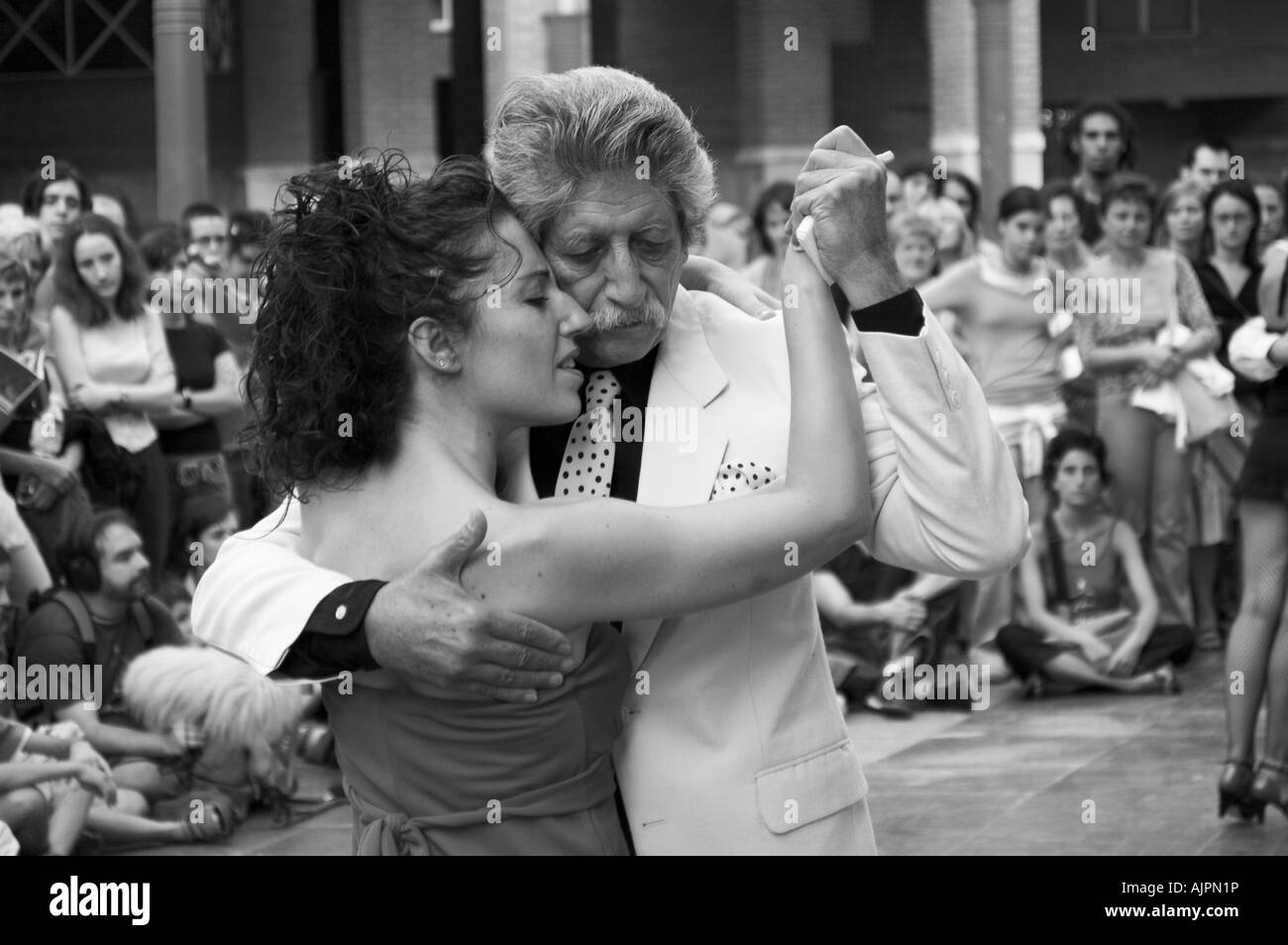 Ballerini di tango in una strada danza contemporanea & festival di teatro. Plaza San Pedro Nolasco, Saragozza, Aragona, Spagna. Foto Stock