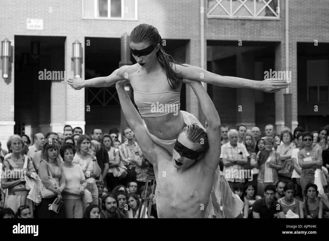 Ballerini in una strada danza contemporanea & festival di teatro. Plaza San Pedro Nolasco, Saragozza, Aragona, Spagna. Foto Stock