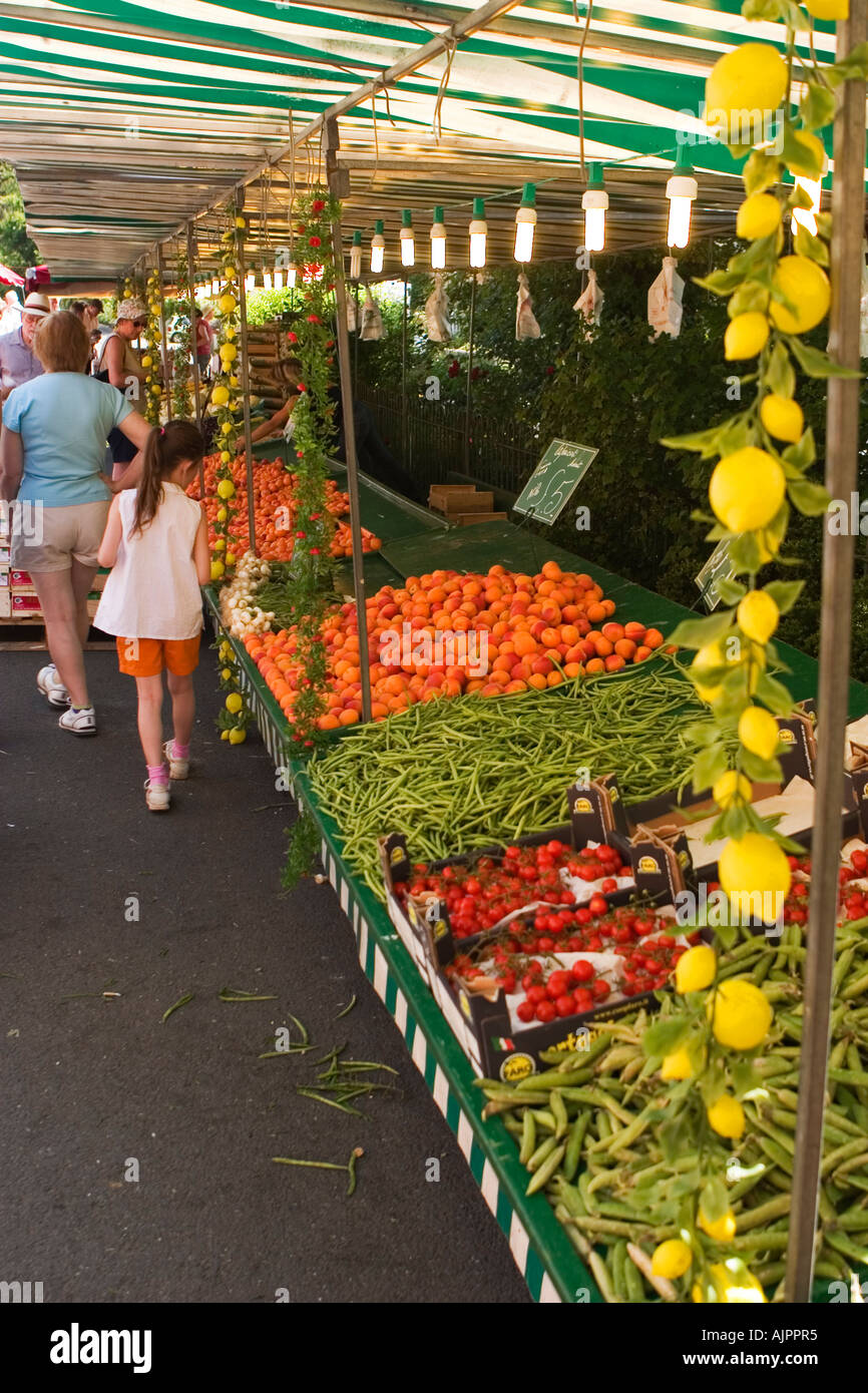 Frutta e verdura in vendita su un mercato internazionale in Moreton in Marsh Gloucestershire UK Luglio 2005 Foto Stock