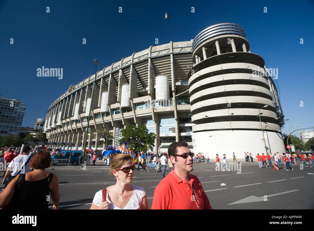 Sevilla FC tifosi fuori Bernabeu Stadium Foto Stock