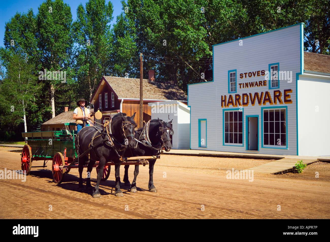 Fort Edmonton Park, team di cavalli e di carri di passaggio storico negozio di hardware Foto Stock